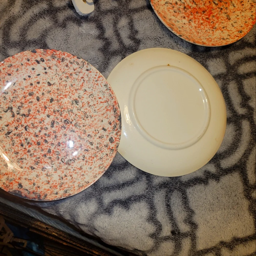 I have  8 of pink plates of pink an marbled an 6 I believe  of the gold splatter